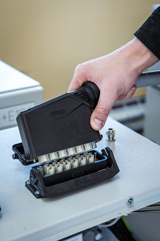 Der Steckverbinder Heavycon Evo basiert auf einem modularen Konstruktionsprinzip: mehrere Module mit unterschiedlichen Kontakttypen können in einem einzelnen Steckverbinder zusammengefasst werden Der Steckverbinder Heavycon Evo basiert auf einem modularen Konstruktionsprinzip: mehrere Module mit unterschiedlichen Kontakttypen können in einem einzelnen Steckverbinder zusammengefasst werden