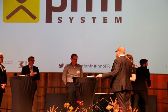 Cérémonie de remise des prix de l'innovation du canton de Fribourg: Les gagnants sont PMF System pour les startups et Frewitt pour la catégorie entreprise. Cérémonie de remise des prix de l'innovation du canton de Fribourg: Les gagnants sont PMF System pour les startups et Frewitt pour la catégorie entreprise.
