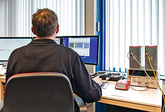 Im Applikationsmodul „Fliegende Säge“ wird der Nutzer durch eine anwenderfreundliche Bedienoberfläche geführt und muss lediglich die erforderlichen Parameter eingeben.