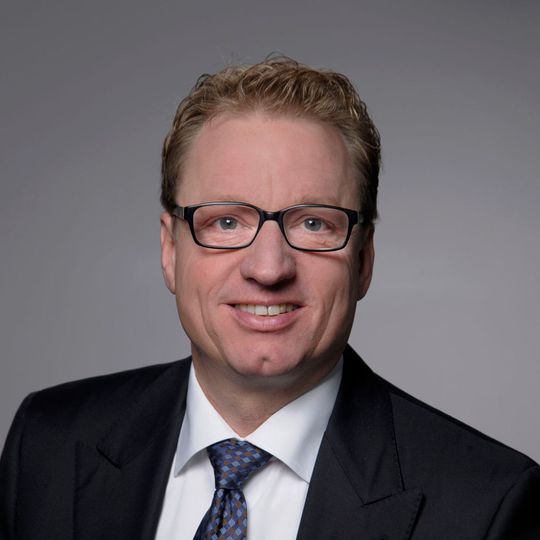 Jens Michael Wegmann zieht Konsequenzen aus dem Compliance-Verstoß und legt sein Mandat als CEO von Thyssen-Krupp Industrial Solutions nieder. Jens Michael Wegmann zieht Konsequenzen aus dem Compliance-Verstoß und legt sein Mandat als CEO von Thyssen-Krupp Industrial Solutions nieder.