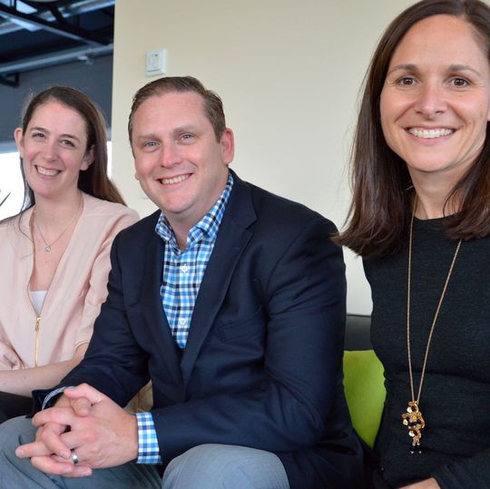 Besuch aus USA: Lisa Iannucci, Diego Sanson und Amy Mueller (von li.) stellten die Autobörse Car Gurus vor, die demnächst in Deutschland starten soll.