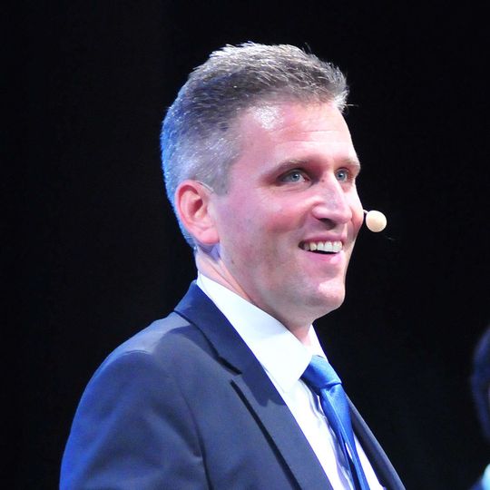 Obermeister Roland Hoier macht es vor: Gute Laune und Netzwerken stehen im Vordergrund des Autoforums der Kfz-Innung Unterfranken. Obermeister Roland Hoier macht es vor: Gute Laune und Netzwerken stehen im Vordergrund des Autoforums der Kfz-Innung Unterfranken.