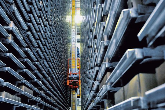 Für eine schnelle Belieferung lagert OTTO ROTH große Mengen an C-Teilen in seinem Hochregallager am Hauptsitz Stuttgart.