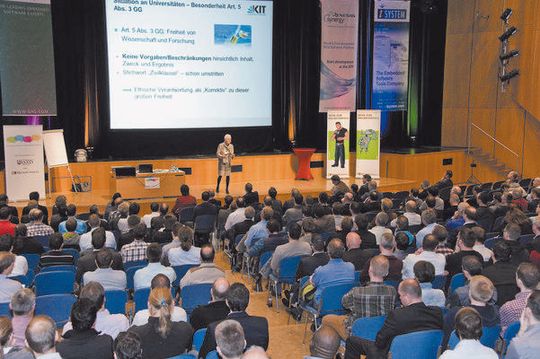 Ethik und Technik: Dr. Elke Luise Barnstedt, Vizepräsidentin für Personal und Recht des KIT und vormals Direktorin beim Bundesverfassungsgericht, spricht vor vollem Haus über das Spannungsfeld von Forschung und Verantwortung. Ethik und Technik: Dr. Elke Luise Barnstedt, Vizepräsidentin für Personal und Recht des KIT und vormals Direktorin beim Bundesverfassungsgericht, spricht vor vollem Haus über das Spannungsfeld von Forschung und Verantwortung.