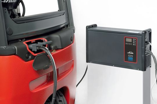 Das CE-zertifizierte Komplettsystem besteht aus dem Linde-Stapler, der Lithium-Ionen-Batterie und einem Ladegerät. Das CE-zertifizierte Komplettsystem besteht aus dem Linde-Stapler, der Lithium-Ionen-Batterie und einem Ladegerät.