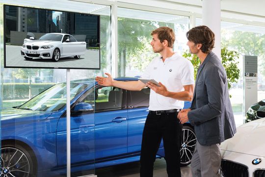 Der Product Genius kann mit digitaler Hilfe die komplette BMW-Palette vorführen. Der Product Genius kann mit digitaler Hilfe die komplette BMW-Palette vorführen.