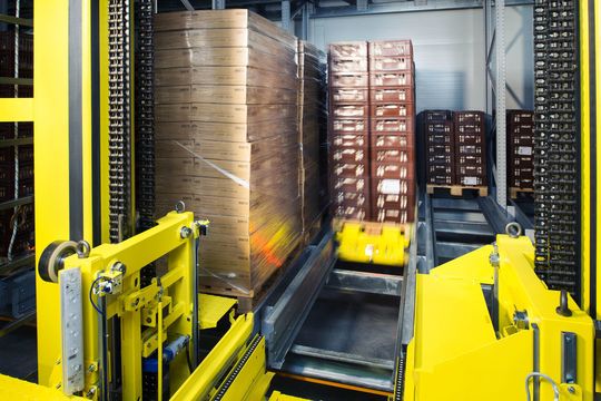 Das Paletten-Shuttle lagert Waren mehrfachtief in einem Kanallager – auch im TK-Bereich, wie hier bei -28 °C. Das Paletten-Shuttle lagert Waren mehrfachtief in einem Kanallager – auch im TK-Bereich, wie hier bei -28 °C.