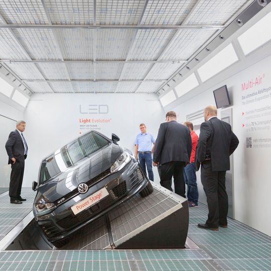 Aktuelle Produktentwicklungen von Wolf Anlagen-Technik: die Lackierkabine Taifuno Vision sowie Power Stage, eine neigbare Bühne. Aktuelle Produktentwicklungen von Wolf Anlagen-Technik: die Lackierkabine Taifuno Vision sowie Power Stage, eine neigbare Bühne.