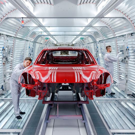 Der Panamera im Lichttunnel der Lackiererei im Leipziger Werk. Der Panamera im Lichttunnel der Lackiererei im Leipziger Werk.