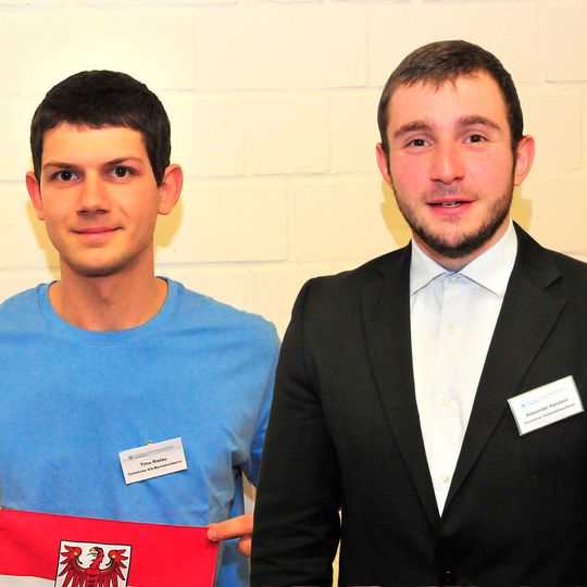 Kfz-Mechatroniker Timo Ristau (li.) und Automobilkaufmann Alexander Hanstein sind die neuen Bundessieger im PLW 2016.