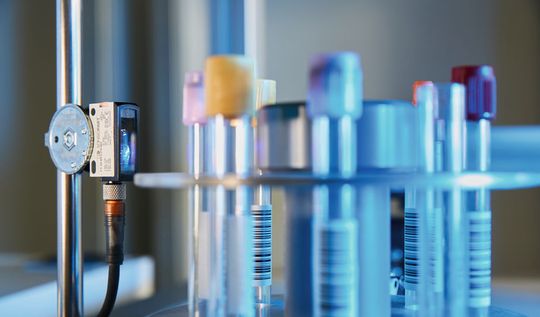 Transparent, rund und glänzend: Für Rotlichttaster eine schwierige Aufgabe, für Bluelight-Sensoren kein Problem. Transparent, rund und glänzend: Für Rotlichttaster eine schwierige Aufgabe, für Bluelight-Sensoren kein Problem.