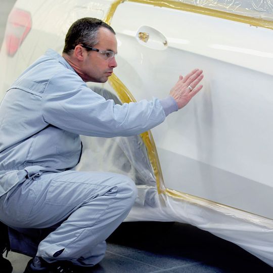 Die Reparatur weißer Perlglanz-Lackierungen stellt große Anforderungen an das Können des Lackierers. Die Reparatur weißer Perlglanz-Lackierungen stellt große Anforderungen an das Können des Lackierers.