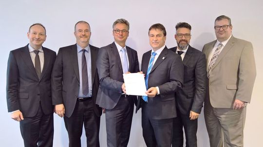 Kooperation bei Medizinprodukten: Matthias Böttcher (Certification Scheme Manager TÜV NORD CERT); Wolfgang Wielpütz (Geschäftsführer TÜV NORD CERT); Ulf Theike (Geschäftsführer TÜV NORD CERT); Wolfgang Niedziella (Geschäftsführer des VDE Prüf- und Zertifizierungsinstituts); Stefan Kley (Leiter Medizinprodukte und Gesundheitswesen TÜV NORD CERT); Uwe Wienand (Geschäftsbereichsleiter Medicine, Consumer and Industrial Products des VDE Prüf- und Zertifizierungsinstituts). (v.l.n.r.) Kooperation bei Medizinprodukten: Matthias Böttcher (Certification Scheme Manager TÜV NORD CERT); Wolfgang Wielpütz (Geschäftsführer TÜV NORD CERT); Ulf Theike (Geschäftsführer TÜV NORD CERT); Wolfgang Niedziella (Geschäftsführer des VDE Prüf- und Zertifizierungsinstituts); Stefan Kley (Leiter Medizinprodukte und Gesundheitswesen TÜV NORD CERT); Uwe Wienand (Geschäftsbereichsleiter Medicine, Consumer and Industrial Products des VDE Prüf- und Zertifizierungsinstituts). (v.l.n.r.)