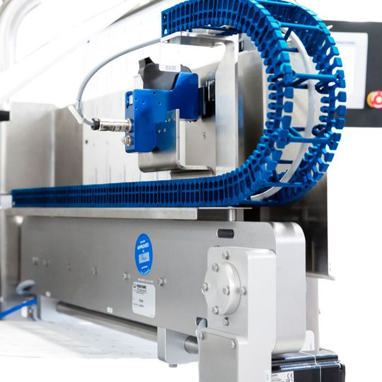 Auf der diesjährigen Fachpack hat Igus die neue Hygienic-Design-Energiekkette an der Tiefziehverpackungsmaschine R 081 von Multivac gezeigt. Auf der diesjährigen Fachpack hat Igus die neue Hygienic-Design-Energiekkette an der Tiefziehverpackungsmaschine R 081 von Multivac gezeigt.