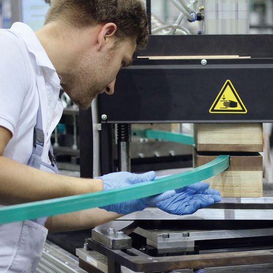 Fertigung gebogener Faserverbund-Profile: Herzstück der Radius-Pultrusions-Anlage ist das bewegliche Werkzeug, das sich Stück für Stück über das zu fertigende Profil bewegt. Fertigung gebogener Faserverbund-Profile: Herzstück der Radius-Pultrusions-Anlage ist das bewegliche Werkzeug, das sich Stück für Stück über das zu fertigende Profil bewegt.