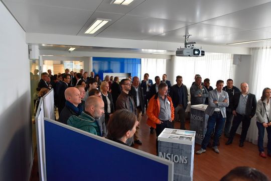 Die Teilnehmer konnten sich während des Fachsymposiums über laufende Bautätigkeiten, Produktentwicklungen, sowie den Geschäftsbereich Dimensions informieren. Die Teilnehmer konnten sich während des Fachsymposiums über laufende Bautätigkeiten, Produktentwicklungen, sowie den Geschäftsbereich Dimensions informieren.