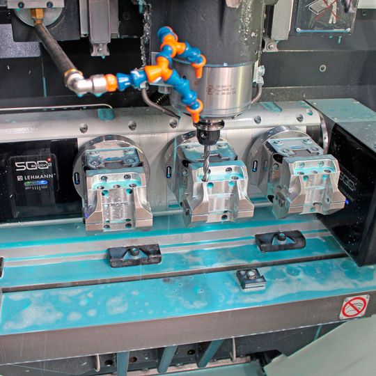 Für hohe Produktivität sorgt der Lehmann Drehtisch T3-507510.LR fix. In seinen drei Spindeln können drei Bauteile fünfachsig komplettbearbeitet werden. Für hohe Produktivität sorgt der Lehmann Drehtisch T3-507510.LR fix. In seinen drei Spindeln können drei Bauteile fünfachsig komplettbearbeitet werden.