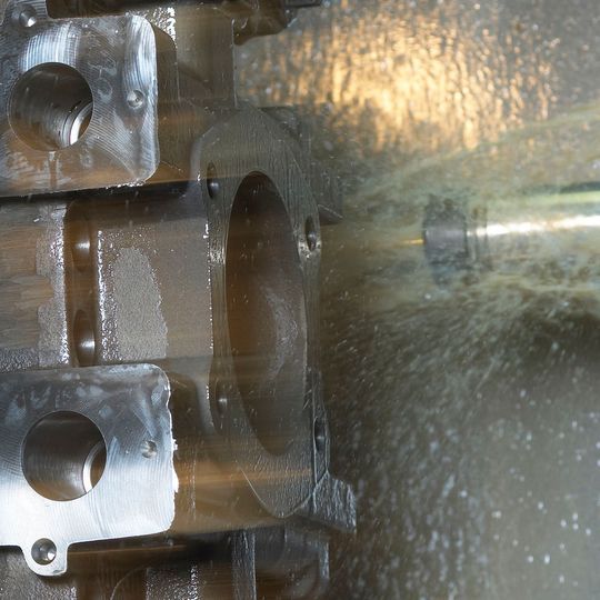 Heute setzt Borner Mechanik den KSS B-Cool 755 ein von Blaser, nach intensiver Prüfung und Reinigung: Der KSS zeichnet sich dadurch aus, dass er mit dem bei Borner verwendeten Materialmix von Aluminium und verschiedenen Stählen sehr gut umgehen kann. Heute setzt Borner Mechanik den KSS B-Cool 755 ein von Blaser, nach intensiver Prüfung und Reinigung: Der KSS zeichnet sich dadurch aus, dass er mit dem bei Borner verwendeten Materialmix von Aluminium und verschiedenen Stählen sehr gut umgehen kann.