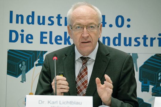 Laut Dr. Karl Lichtblau, Geschäftsführer IW Consult, erbrachte die Studie „Die Elektroindustrie als Leitbranche der Digitalisierung“ des ZVEI, dass über 40 % der Unternehmen über 500 Mitarbeiter dort bereits ihre Strategie „in hohem Maße“ auf Digitalisierung ausgerichtet haben. Laut Dr. Karl Lichtblau, Geschäftsführer IW Consult, erbrachte die Studie „Die Elektroindustrie als Leitbranche der Digitalisierung“ des ZVEI, dass über 40 % der Unternehmen über 500 Mitarbeiter dort bereits ihre Strategie „in hohem Maße“ auf Digitalisierung ausgerichtet haben.