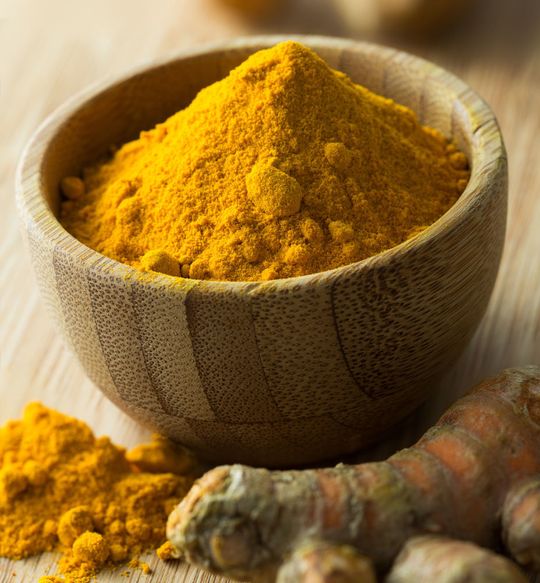 Kurkuma, auch bekannt unter den Namen Gelber Ingwer, Safranwurz oder Gelbwurz, ist Hauptbestandteil in jedem Currypulver. Kurkuma, auch bekannt unter den Namen Gelber Ingwer, Safranwurz oder Gelbwurz, ist Hauptbestandteil in jedem Currypulver.
