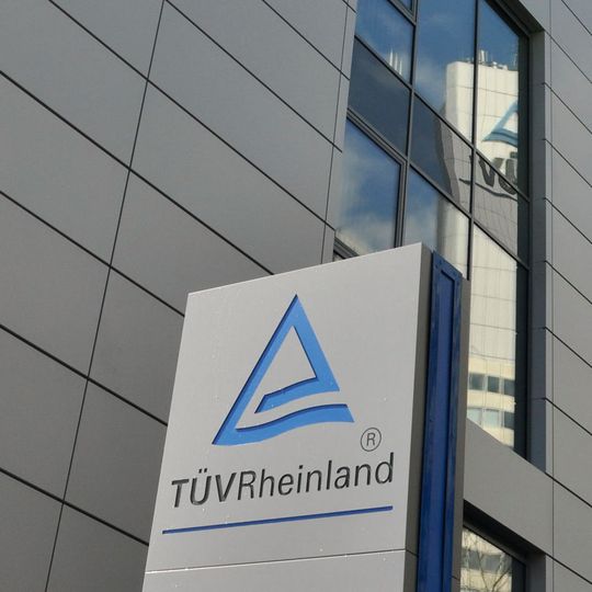 Der TÜV Rheinland bildet in seinem neuen Ausbildungszentrum in Niederzier Prüfingenieure aus. Der TÜV Rheinland bildet in seinem neuen Ausbildungszentrum in Niederzier Prüfingenieure aus.