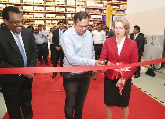 P. L. Muthusekkar, Nord Indien, und Jutta Humbert, Geschäftsführende Gesellschafterin Getriebebau Nord, eröffnen mit einem wichtigen Kunden aus der Bauindustrie, Ashok Tanna, dem Geschäftsführer von Linnhoff India Pvt. Ltd., das neue Servicezentrum. P. L. Muthusekkar, Nord Indien, und Jutta Humbert, Geschäftsführende Gesellschafterin Getriebebau Nord, eröffnen mit einem wichtigen Kunden aus der Bauindustrie, Ashok Tanna, dem Geschäftsführer von Linnhoff India Pvt. Ltd., das neue Servicezentrum.