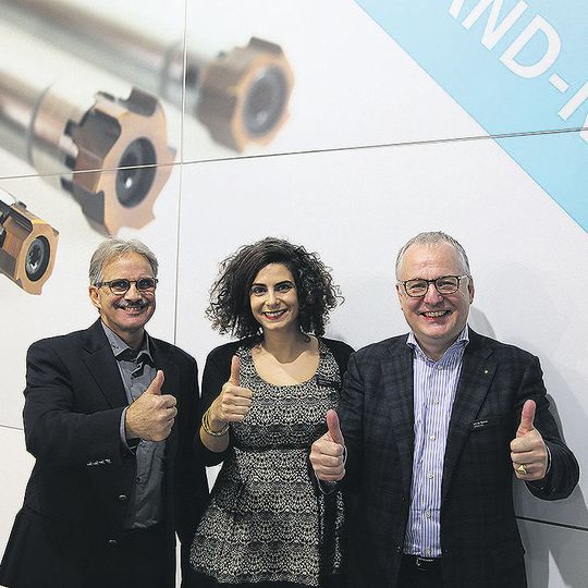 Platz 3 des «Prodex-Awards - powered by SMM» geht an die Urma AG: im Bild v.l.n.r.: René Näf, Danièle Turkier und Urs W. Berner. Platz 3 des «Prodex-Awards - powered by SMM» geht an die Urma AG: im Bild v.l.n.r.: René Näf, Danièle Turkier und Urs W. Berner.