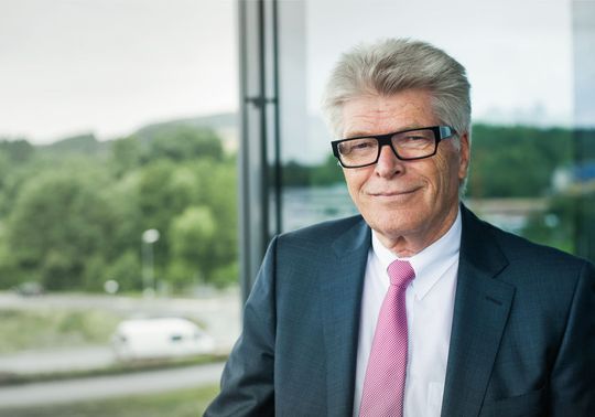 Rittal: Markenzeichen und Anspruch des Inhabers und Familienunternehmers Dr. Friedhelm Loh ist, der Zeit voraus zu sein und sie zu gestalten. Rittal: Markenzeichen und Anspruch des Inhabers und Familienunternehmers Dr. Friedhelm Loh ist, der Zeit voraus zu sein und sie zu gestalten.