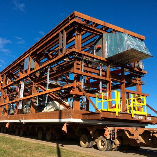 Modulare Anlagen können auch groß: Engineering-Riese Fluor baut im kanadischen Alberta einen Ölsand-Tagebau mit einer Kapazität von 180000 Barrel pro Tag aus insgesamt 358 vorgefertigten Modulen.