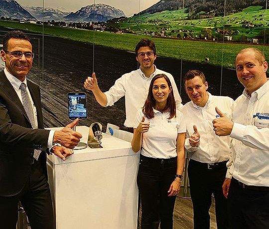 Big Kaiser hat mit dem wireless Präzisions-Ausdrehsystem Big Kaiser EWD-EVO den Platz 1 des «Prodex-Awards - powered by SMM» gewonnen. Es freuen sich v.l.n.r.: Peter Elmer (CEO), David Stucki (Leiter Marketing), Limor Hendel (Marketing Assistant), Stefan Appenzeller (Leiter Produktemanagement), Daniel Stadelmann (Technischer Berater) Big Kaiser hat mit dem wireless Präzisions-Ausdrehsystem Big Kaiser EWD-EVO den Platz 1 des «Prodex-Awards - powered by SMM» gewonnen. Es freuen sich v.l.n.r.: Peter Elmer (CEO), David Stucki (Leiter Marketing), Limor Hendel (Marketing Assistant), Stefan Appenzeller (Leiter Produktemanagement), Daniel Stadelmann (Technischer Berater)