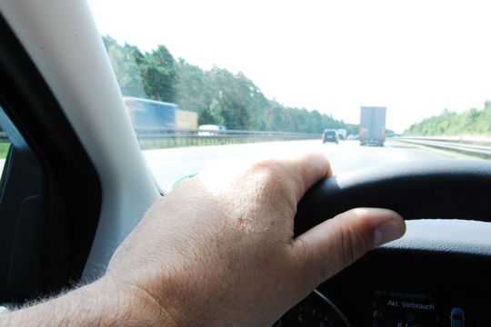 Ein vibrierendes Lenkrad nervt nicht nur den Fahrer, auch die Radaufhängung nimmt Schaden. Ein vibrierendes Lenkrad nervt nicht nur den Fahrer, auch die Radaufhängung nimmt Schaden.