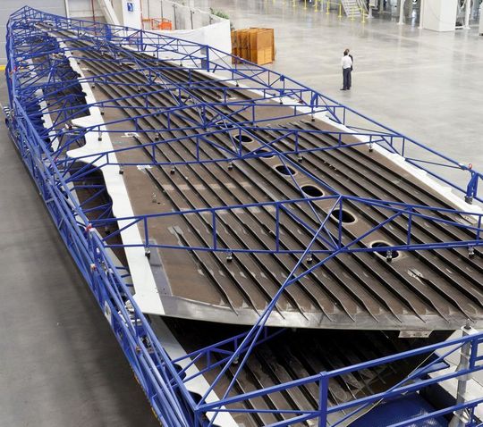 Viele Flugzeugteile sind heute aus Faserverbundwerkstoffen gefertigt, wie diese Tragflächenabdeckung eines A350 – eins der größten CFK-Teile. Die sichere Montage erfordert präzise bearbeitete Konturen. Viele Flugzeugteile sind heute aus Faserverbundwerkstoffen gefertigt, wie diese Tragflächenabdeckung eines A350 – eins der größten CFK-Teile. Die sichere Montage erfordert präzise bearbeitete Konturen.