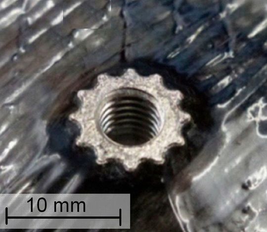Eine Alternative, mit der Krafteinleitungselemente (Inserts) zur wirtschaftlicheren Montage von Hybridbauteilen in Composites implementiert werden können, geschieht per Laserstrahlbearbeitung. Eine Alternative, mit der Krafteinleitungselemente (Inserts) zur wirtschaftlicheren Montage von Hybridbauteilen in Composites implementiert werden können, geschieht per Laserstrahlbearbeitung.