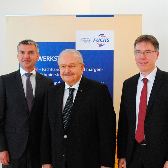 Beim traditionellen Kamingespräch von ZDK und Fuchs: (v.li.) Ralph Rheinboldt (Vorstandsmitglied Fuchs Petrolub), Jürgen Karpinski (ZDK-Präsident) und Stefan Knapp (Vorsitzender der Geschäftsführung Fuchs Schmierstoffe). Beim traditionellen Kamingespräch von ZDK und Fuchs: (v.li.) Ralph Rheinboldt (Vorstandsmitglied Fuchs Petrolub), Jürgen Karpinski (ZDK-Präsident) und Stefan Knapp (Vorsitzender der Geschäftsführung Fuchs Schmierstoffe).