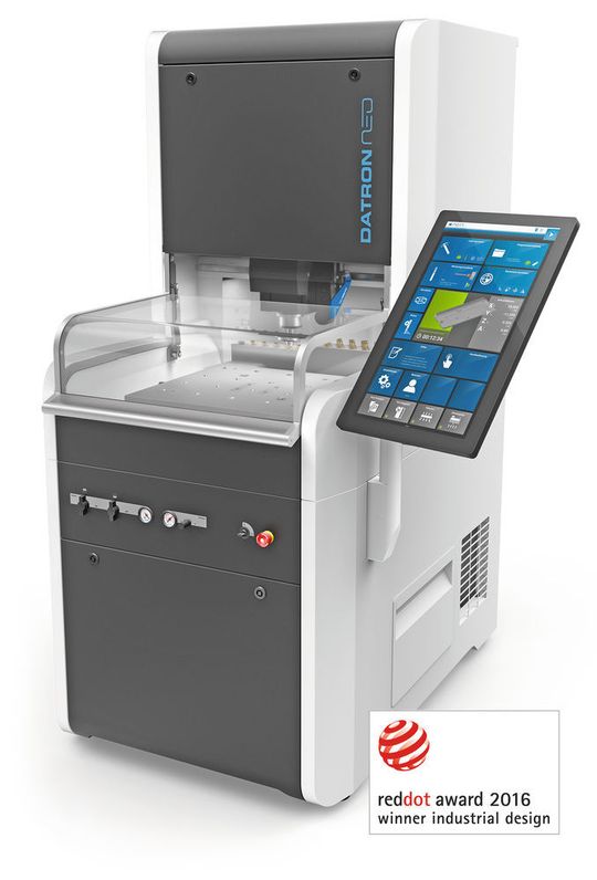 Die neue Kompakt-Fräsmaschine Datron neo ist als Allrounder für Kleinserien und den Prototypenbau konzipiert. Die neue Kompakt-Fräsmaschine Datron neo ist als Allrounder für Kleinserien und den Prototypenbau konzipiert.