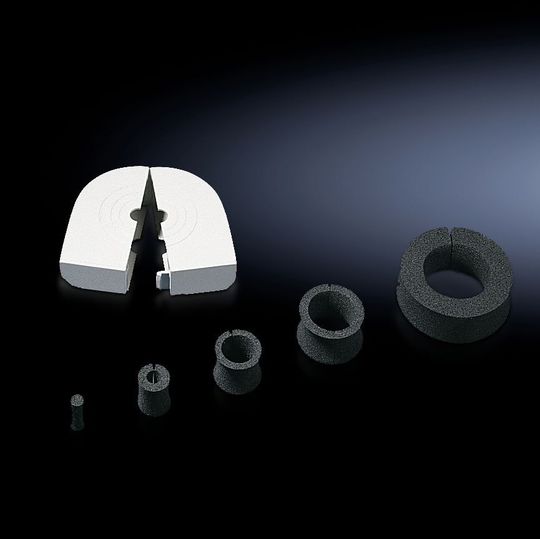 Das Dichtsystem der Steckerdurchführungstüllen ist modular aufgebaut und besteht aus einer Außenhülle aus Polypropylen mit thermoplastischen Elastomer und einer Kautschuk-Dichtung. Das Dichtsystem der Steckerdurchführungstüllen ist modular aufgebaut und besteht aus einer Außenhülle aus Polypropylen mit thermoplastischen Elastomer und einer Kautschuk-Dichtung.