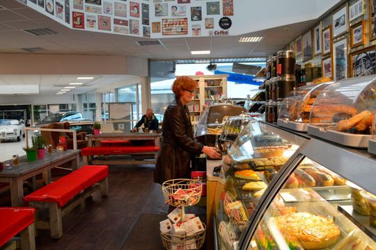 Café im Schauraum: Das „Dein Kult“ bei Automobile Brüne Essen sorgt für Publikumsverkehr und ist zugleich Ausdruck des sozialen Engagements der Betriebseigentümer. Café im Schauraum: Das „Dein Kult“ bei Automobile Brüne Essen sorgt für Publikumsverkehr und ist zugleich Ausdruck des sozialen Engagements der Betriebseigentümer.