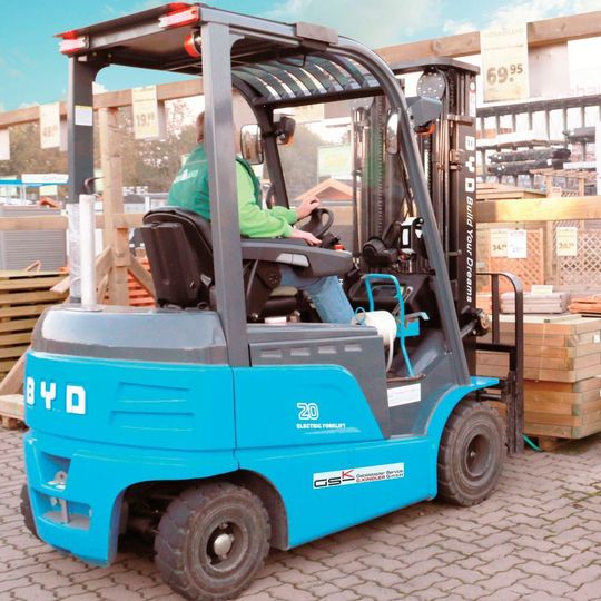 Hagebaumarkt hat seine Staplerflotte in Stadthagen um neue E-Stapler mit Lithium-Eisenphosphat-Batterien von BYD aufgestockt. Hagebaumarkt hat seine Staplerflotte in Stadthagen um neue E-Stapler mit Lithium-Eisenphosphat-Batterien von BYD aufgestockt.