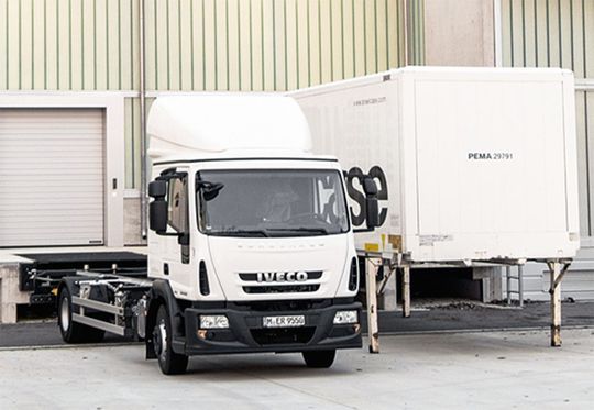 Ausschnitt der LINK-Testhalle des Fraunhofer-Instituts in Nürnberg mit Lkw nebst Wechselbrücke. Ausschnitt der LINK-Testhalle des Fraunhofer-Instituts in Nürnberg mit Lkw nebst Wechselbrücke.