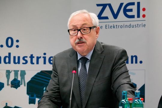 ZVEI-Präsident Michael Ziesemer: „Rund 20 % der Umsätze erwirtschaften die Unternehmen der Elektroindustrie mit digitalen Produkten.“ ZVEI-Präsident Michael Ziesemer: „Rund 20 % der Umsätze erwirtschaften die Unternehmen der Elektroindustrie mit digitalen Produkten.“