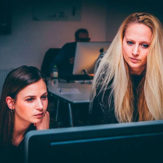 Gerade in großen Unternehmen ist Teamwork erforderlich, um Software-Schwachstellen zu identifizieren und zu schließen. Gerade in großen Unternehmen ist Teamwork erforderlich, um Software-Schwachstellen zu identifizieren und zu schließen.