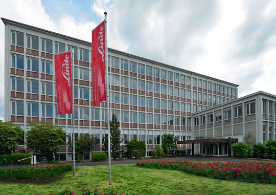 Mit dem Bezug des komplett modernisierten Headquarters schafft Linde Material Handling eine völlig neue Arbeitswelt für die Mitarbeiter. Mit dem Bezug des komplett modernisierten Headquarters schafft Linde Material Handling eine völlig neue Arbeitswelt für die Mitarbeiter.