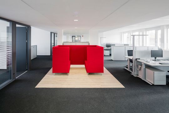 Das bestehende Bauwerk mit rund 7200 m² Fläche wurde entkernt und nach aktuellsten Raumkonzepten neu gestaltet.