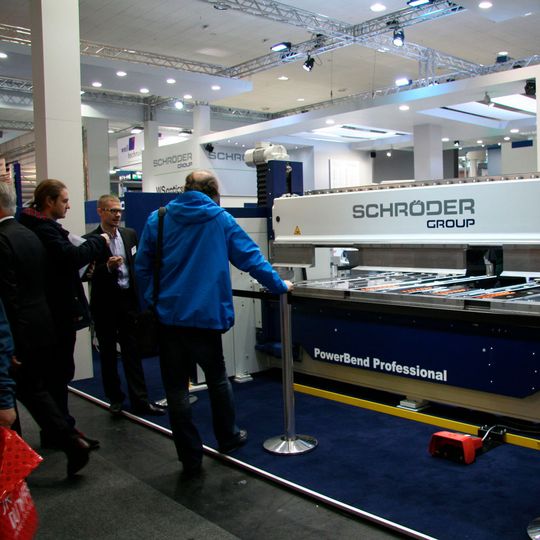 Schröder-Verkaufsschlager auf der Euroblech war die Schwenkbiegemaschine Power Bend Professional. Schröder-Verkaufsschlager auf der Euroblech war die Schwenkbiegemaschine Power Bend Professional.