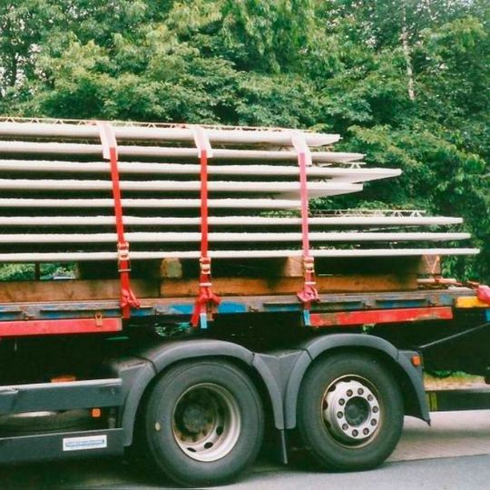 Mit einer neuen Richtlinie will der VDI bei der Ladungssicherung von flächigen Betonbauteilen mit einer Ladebreite von maximal 3 m für mehr Klarheit sorgen. Mit einer neuen Richtlinie will der VDI bei der Ladungssicherung von flächigen Betonbauteilen mit einer Ladebreite von maximal 3 m für mehr Klarheit sorgen.
