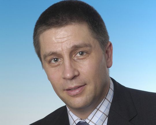 Frank Jüngst tritt die Nachfolge von Ingolf Bauer als Verkaufsleiter Chemie bei Danfoss GmbH VLT Antriebstechnik in Offenbach an. Frank Jüngst tritt die Nachfolge von Ingolf Bauer als Verkaufsleiter Chemie bei Danfoss GmbH VLT Antriebstechnik in Offenbach an.