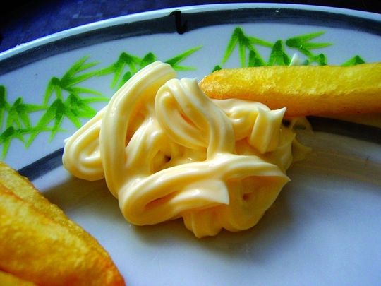 Abb. 1 Die Viskosität der Mayonnaise bestimmt ihr Fließverhalten. Abb. 1 Die Viskosität der Mayonnaise bestimmt ihr Fließverhalten.