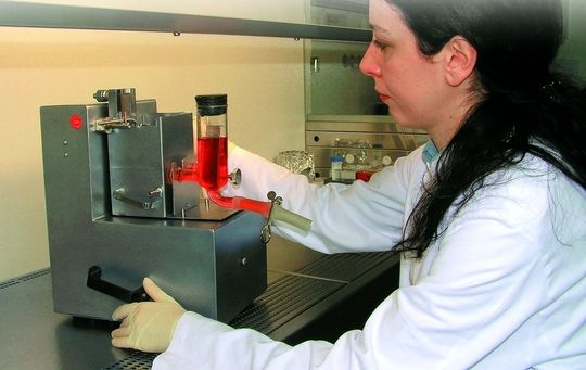 Abb. 1 PCLS-Präparation mit einem Krumdieck Tissue Slicer. Abb. 1 PCLS-Präparation mit einem Krumdieck Tissue Slicer.