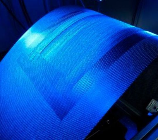 Eine optimierte Reparaturvorbereitung von CFK-Flugzeugteilen wird durch lagenweises Laserabtragen der beschädigten Werkstoffschichten erreicht. Ein Ansatz, den die Experten am Laser Zentrum Hannover e. V. (LZH) im Rahmen des Forschungsprojektes „Rework“ jetzt mit Partnerunternehmen verfolgen. Eine optimierte Reparaturvorbereitung von CFK-Flugzeugteilen wird durch lagenweises Laserabtragen der beschädigten Werkstoffschichten erreicht. Ein Ansatz, den die Experten am Laser Zentrum Hannover e. V. (LZH) im Rahmen des Forschungsprojektes „Rework“ jetzt mit Partnerunternehmen verfolgen.