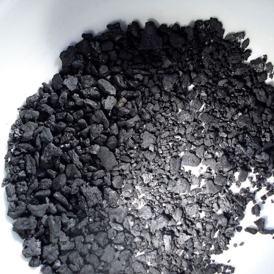 Aktivkohle in pulverisierter und körniger Form Aktivkohle in pulverisierter und körniger Form